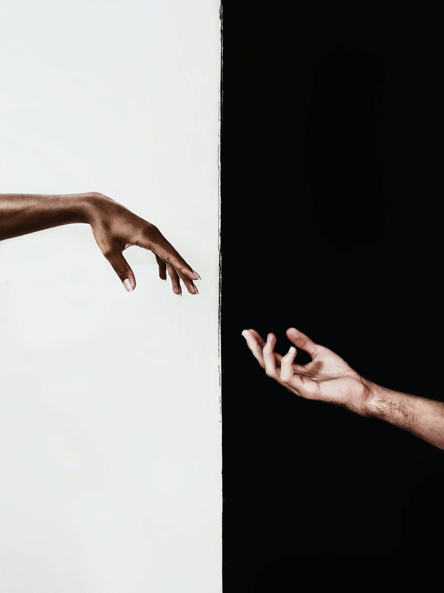mano negra sobre fondo blanco mano blaca sobre fondo negro erg grupos recursos empleados