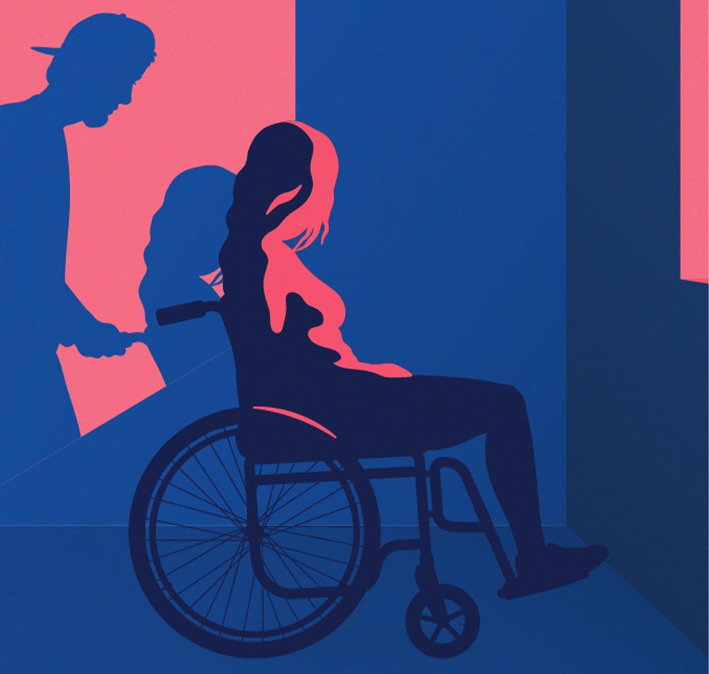 mujer en silla de ruedas empujada por otra persona