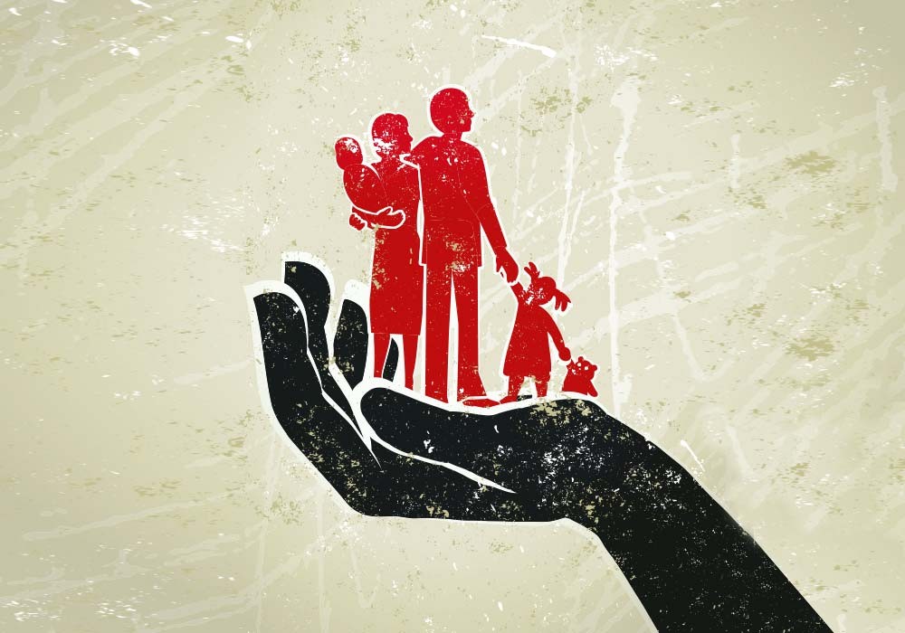 dibujo familia roja sobre mano negra parentalidad