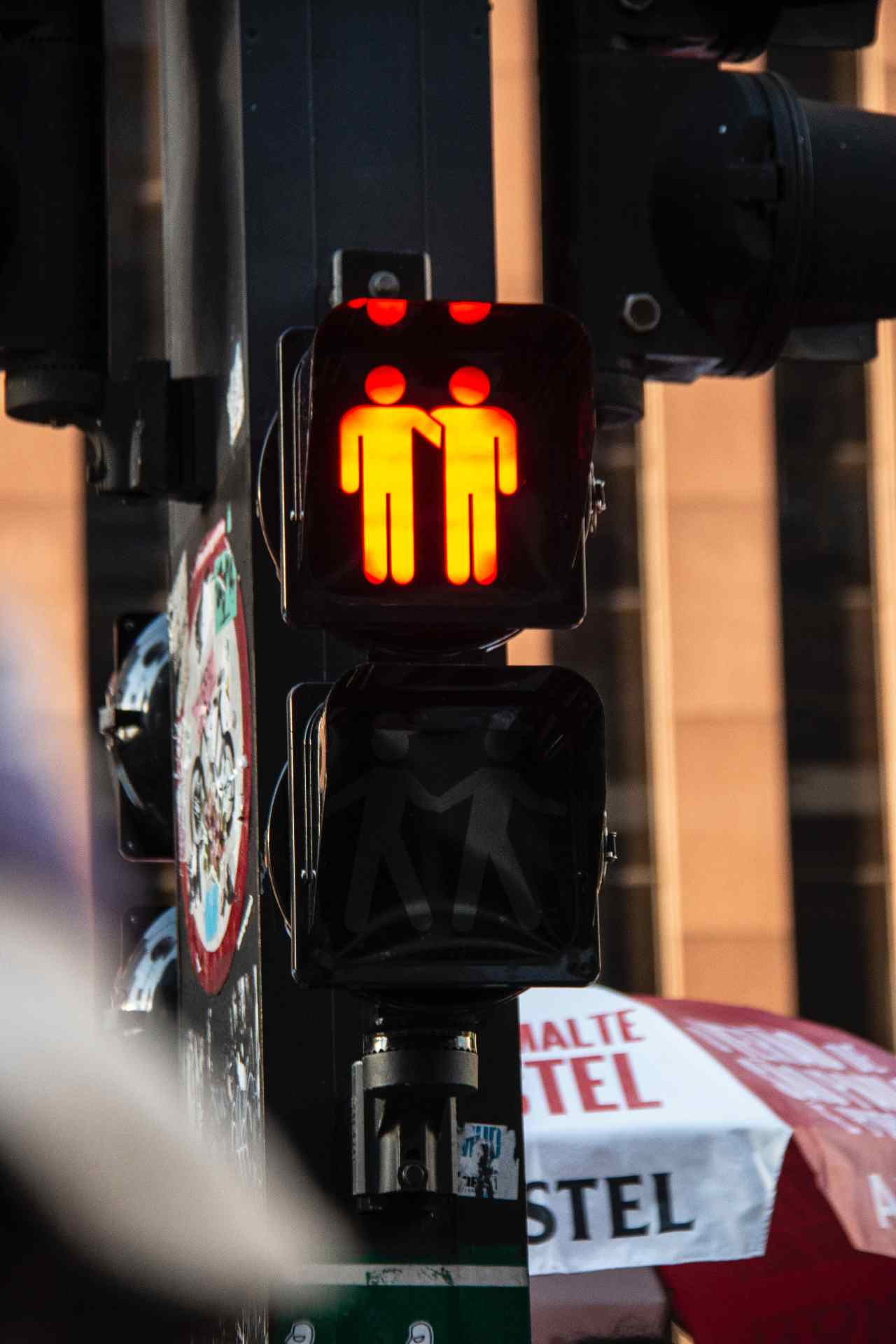 dos monigotes personas siluetas rojas semaforo luz roja no pasar calle