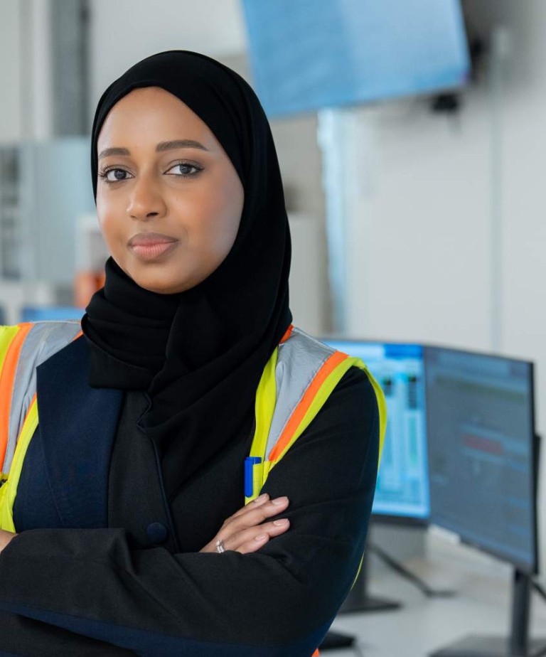Amal Khalid - trabajadora ACCIONA en la oficina