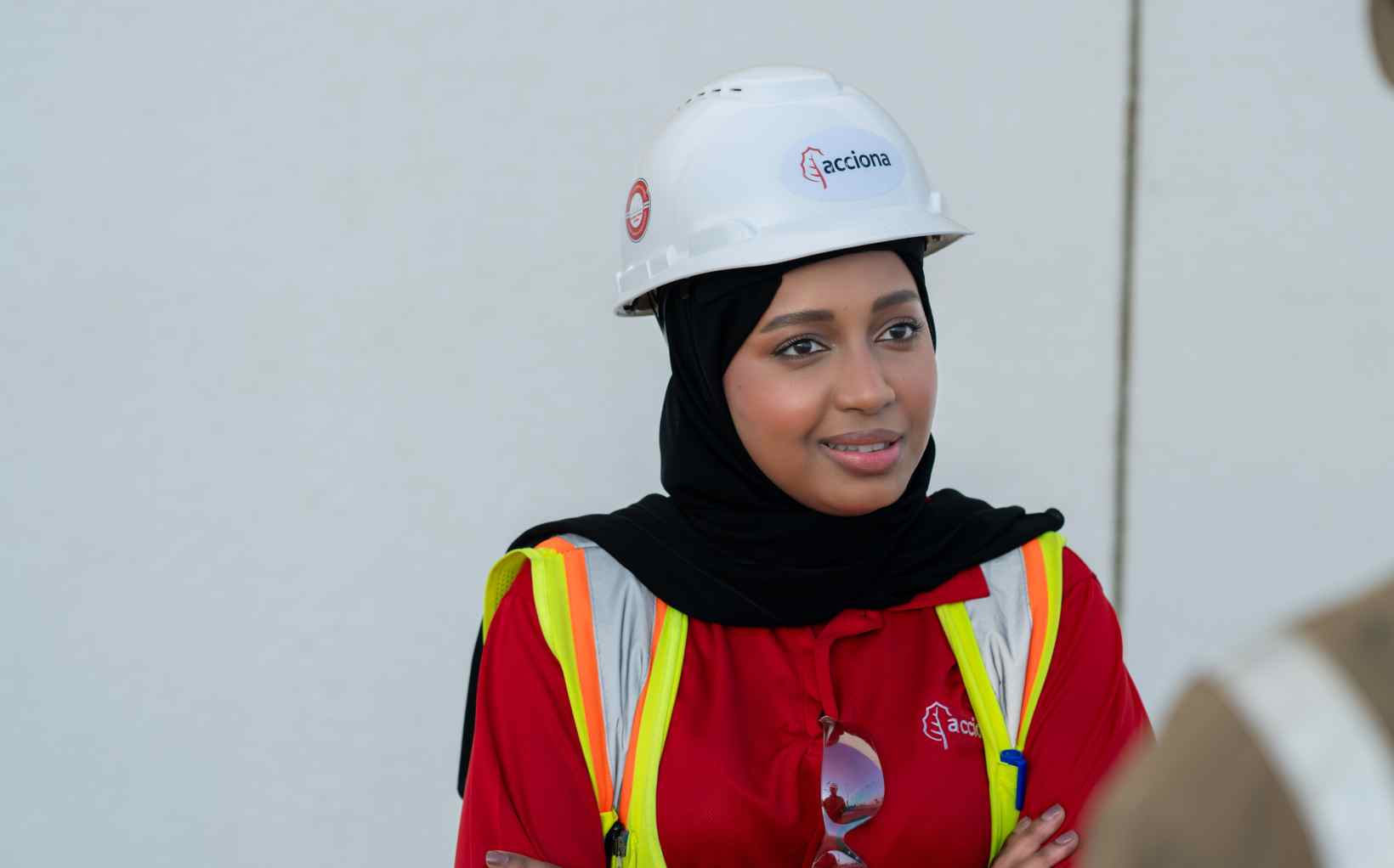 Amal Khalid - trabajadora ACCIONA con casco